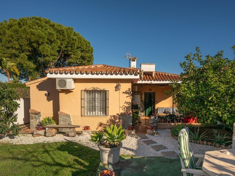 Villa for Sale in Alhaurín El Grande, Malaga 1