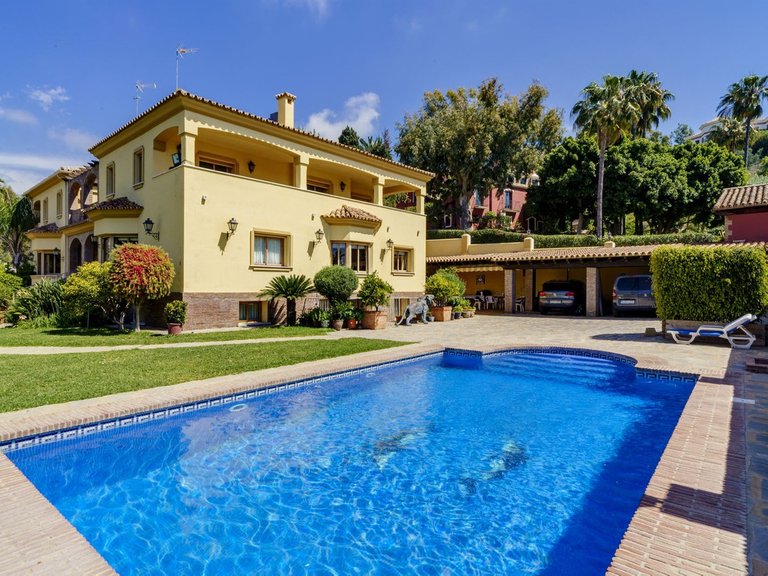 Villa for Sale in La Quinta, Malaga 1