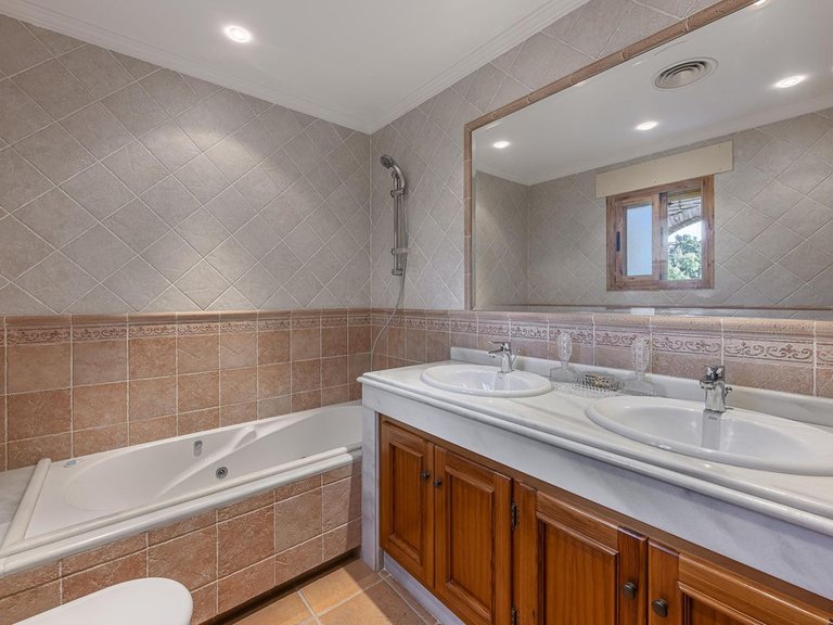 Villa for Sale in La Quinta, Malaga 13