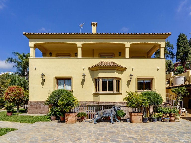 Villa for Sale in La Quinta, Malaga 2