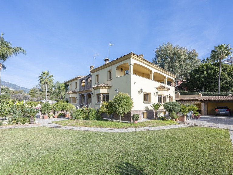 Villa for Sale in La Quinta, Malaga 42