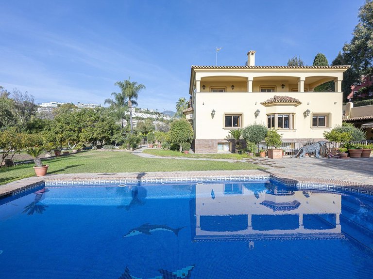 Villa for Sale in La Quinta, Malaga 44