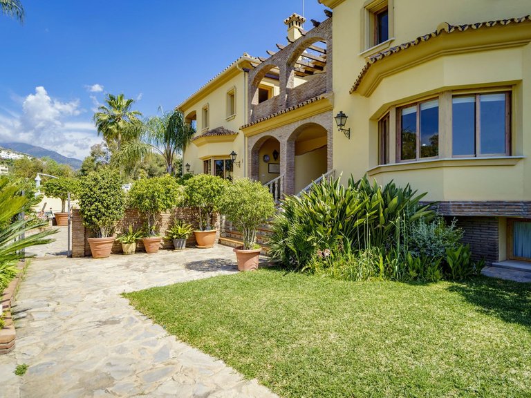Villa for Sale in La Quinta, Malaga 5