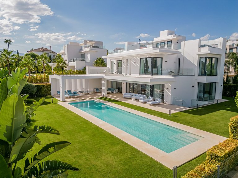 Villa for Sale in Los Flamingos, Malaga 1