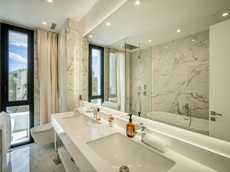 Villa for Sale in Los Flamingos, Malaga 15