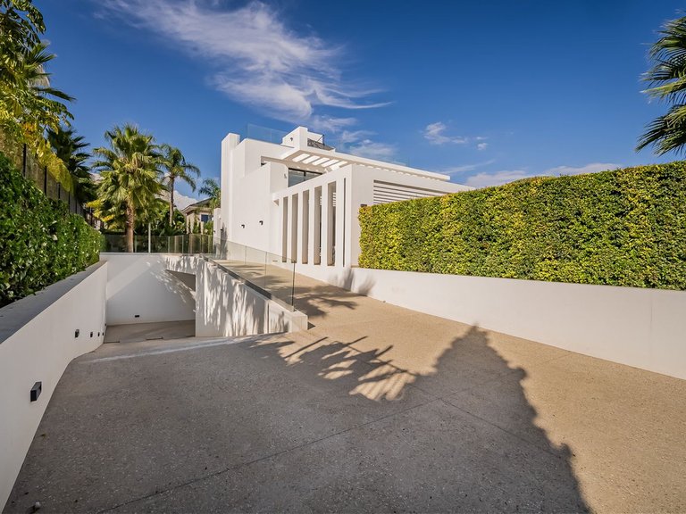 Villa for Sale in Los Flamingos, Malaga 26