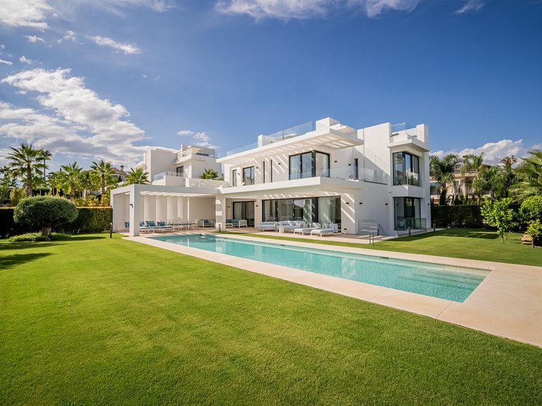 Villa for Sale in Los Flamingos, Malaga 3