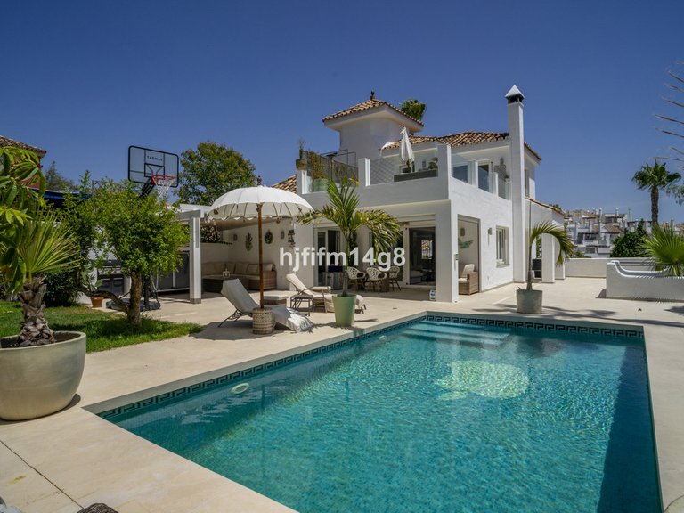 Villa for Sale in Nueva Andalucía, Malaga 1
