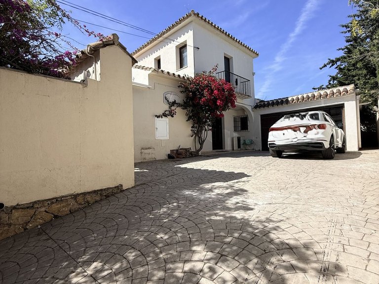 Villa for Sale in Bel Air, Malaga 1