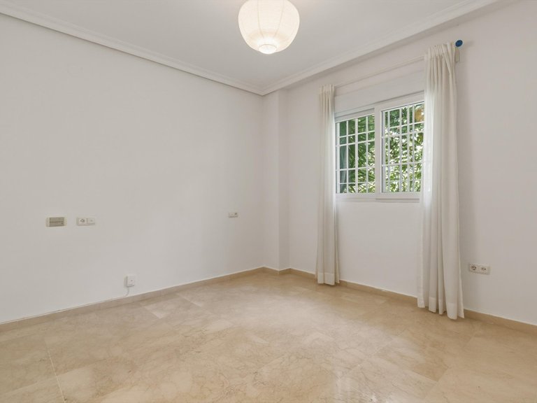 Apartment for Sale in The Golden Mile, Malaga 18