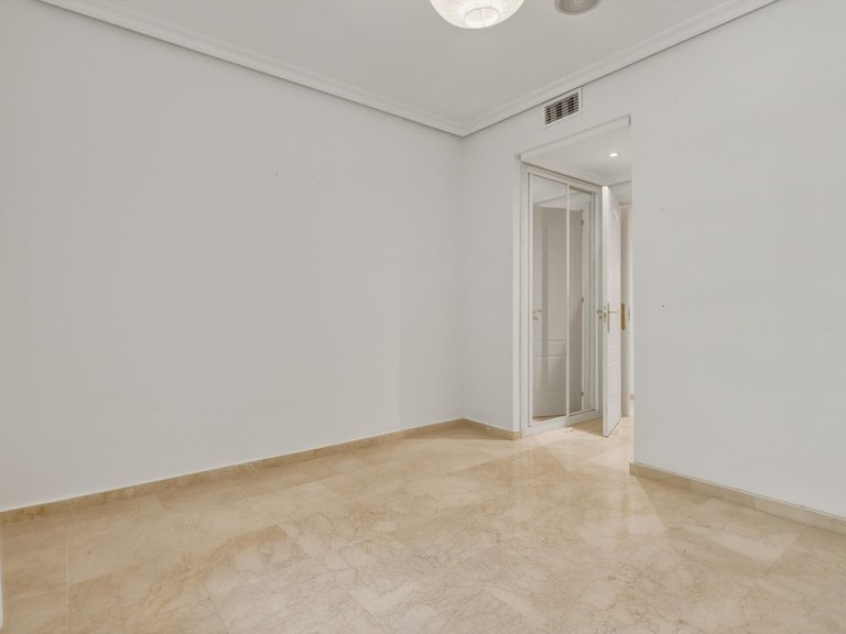 Apartment for Sale in The Golden Mile, Malaga 19
