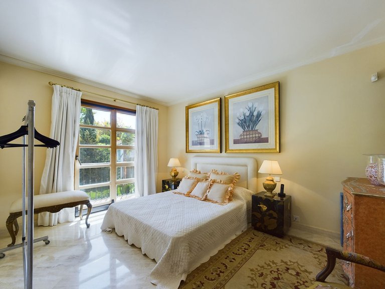 Villa for Sale in Nueva Andalucía, Malaga 25