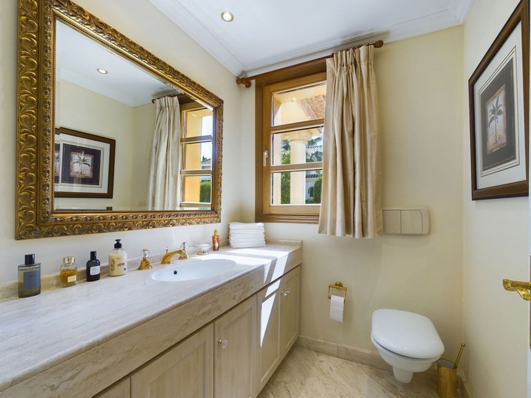 Villa for Sale in Nueva Andalucía, Malaga 26