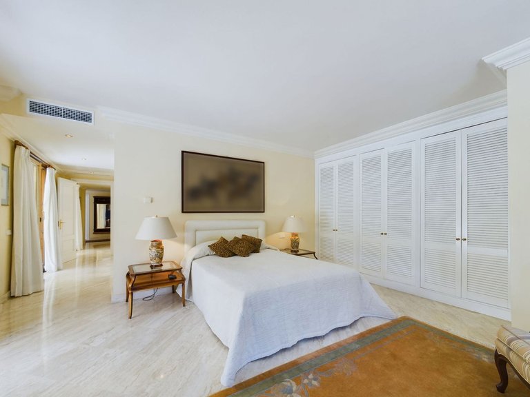 Villa for Sale in Nueva Andalucía, Malaga 27