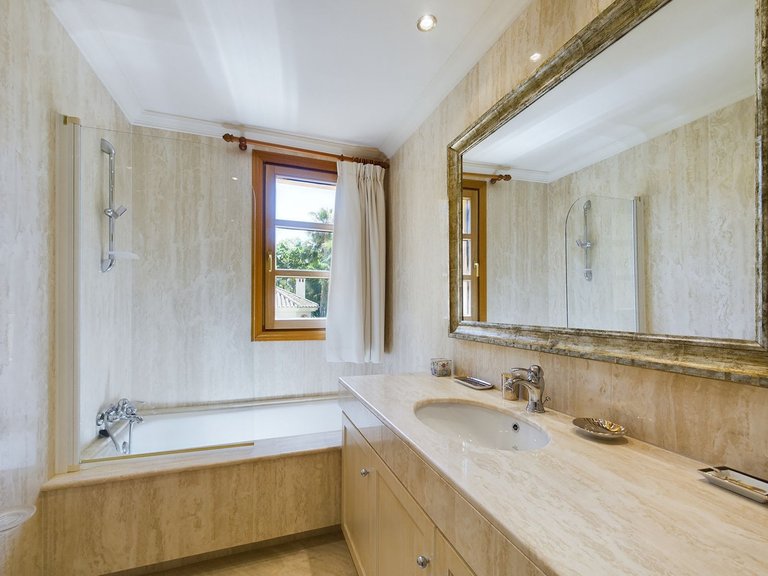 Villa for Sale in Nueva Andalucía, Malaga 35