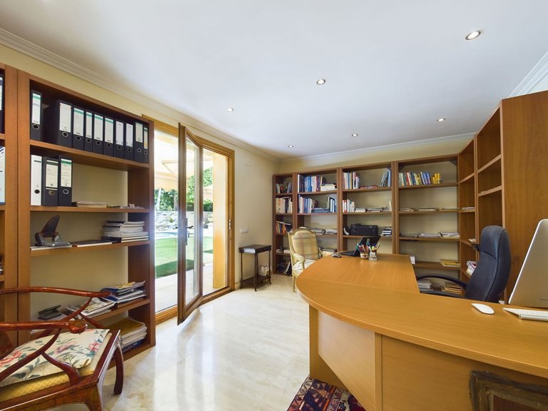 Villa for Sale in Nueva Andalucía, Malaga 40
