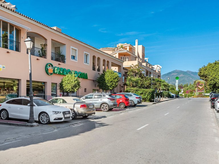 Apartment for Sale in Nueva Andalucía, Malaga 21