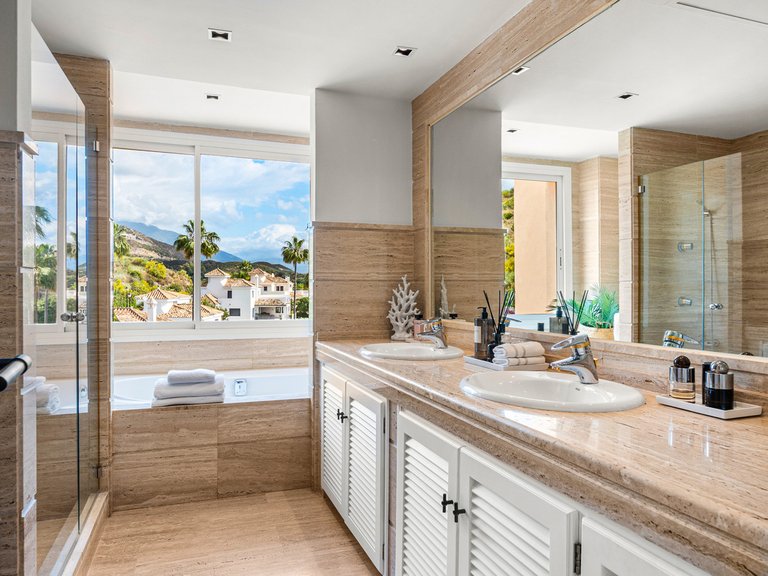 Apartment for Sale in Nueva Andalucía, Malaga 18