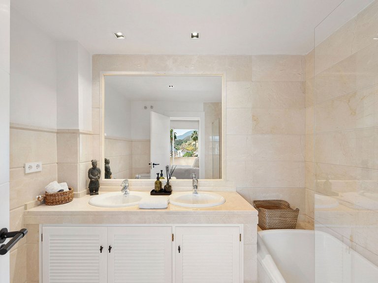 Apartment for Sale in Nueva Andalucía, Malaga 22