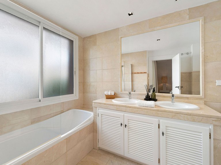Apartment for Sale in Nueva Andalucía, Malaga 26