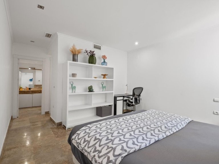 Apartment for Sale in The Golden Mile, Malaga 17