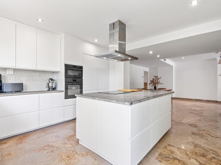 Apartment for Sale in The Golden Mile, Malaga 8