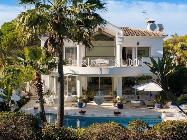 Villa for Sale in New Golden Mile, Malaga 1