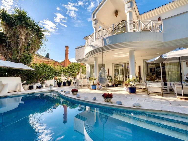 Villa for Sale in New Golden Mile, Malaga 32