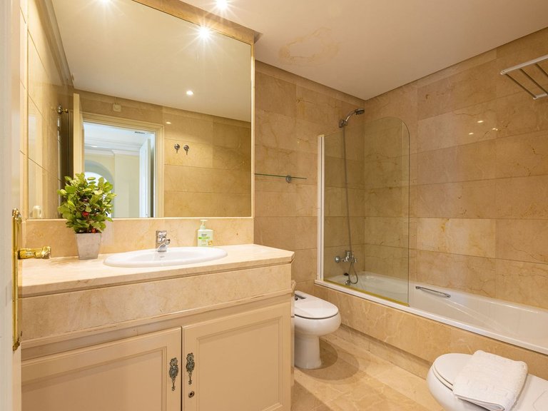 Apartment for Sale in Puerto Banús, Malaga 19