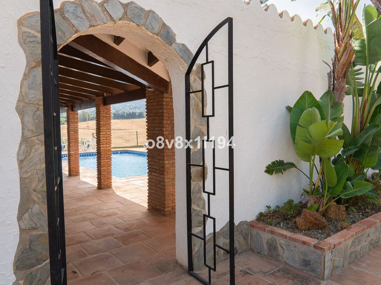 Villa for Sale in Alhaurín De La Torre, Malaga 32