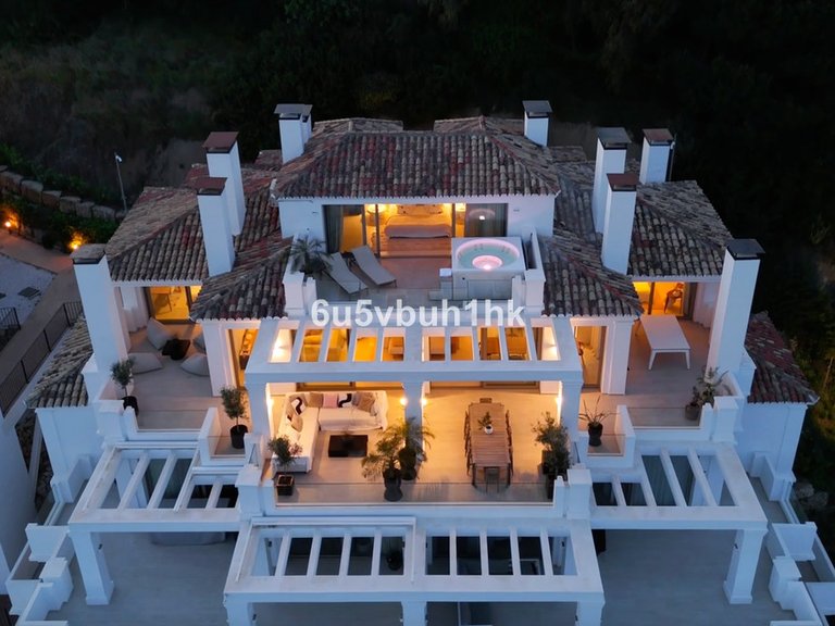 Apartment for Sale in Nueva Andalucía, Malaga 1