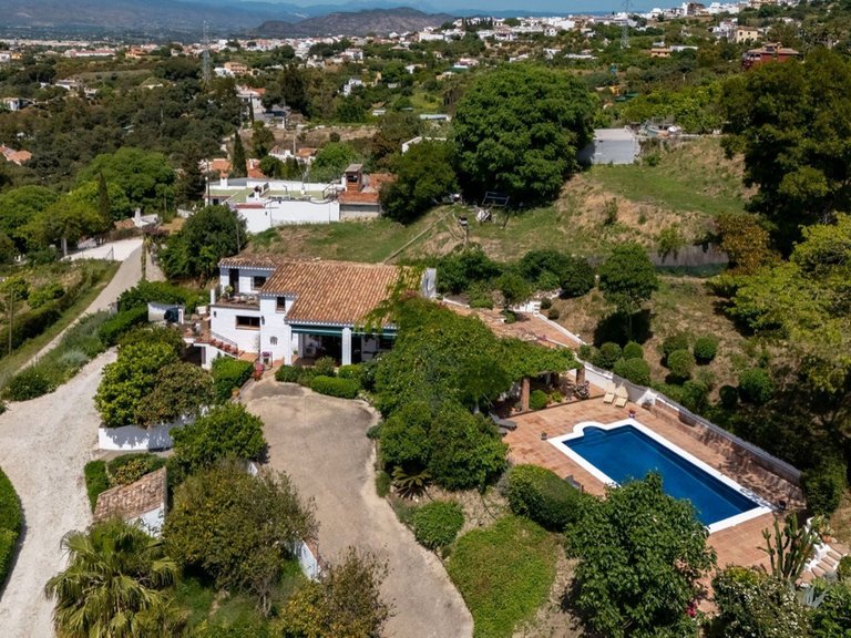 Villa for Sale in Alhaurín El Grande, Malaga 1