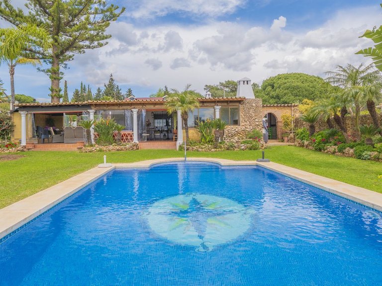 Villa for Sale in Las Chapas, Malaga 1