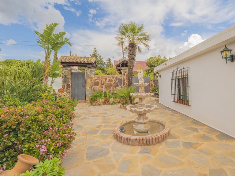 Villa for Sale in Las Chapas, Malaga 11