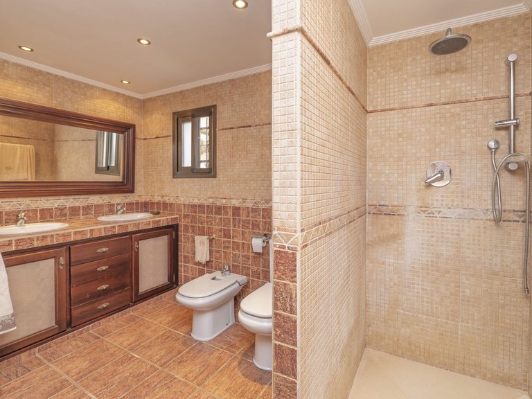 Villa for Sale in Las Chapas, Malaga 28