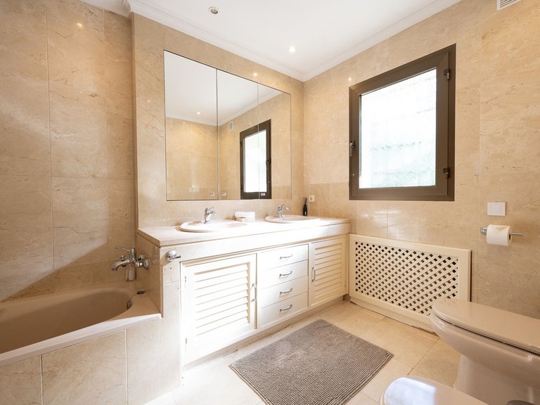Villa for Sale in El Rosario, Malaga 17