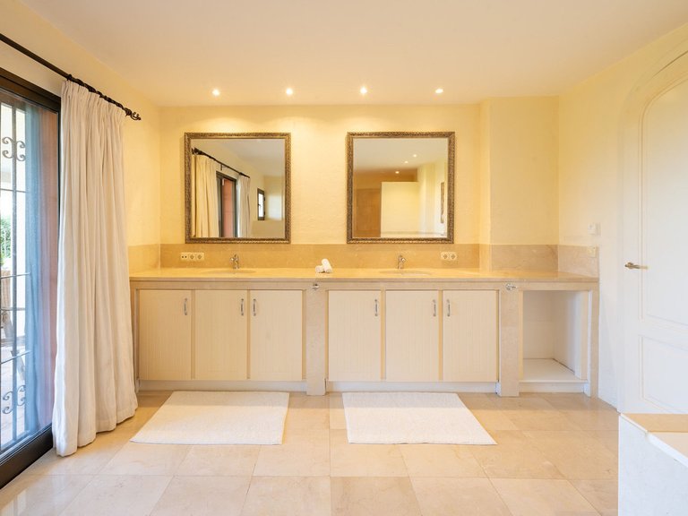 Villa for Sale in El Rosario, Malaga 25
