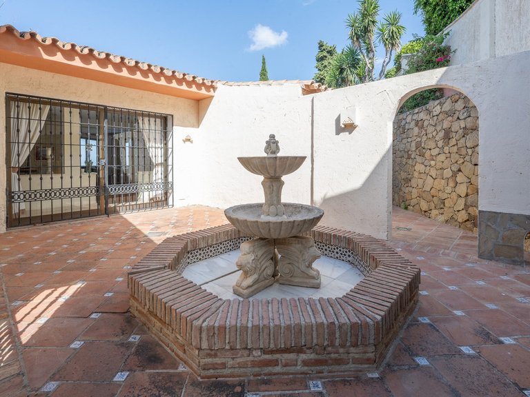 Villa for Sale in El Rosario, Malaga 28