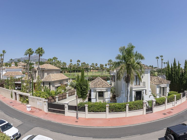 Villa for Sale in Nueva Andalucía, Malaga 1