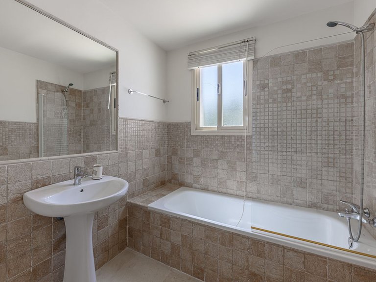 Villa for Sale in Nueva Andalucía, Malaga 18
