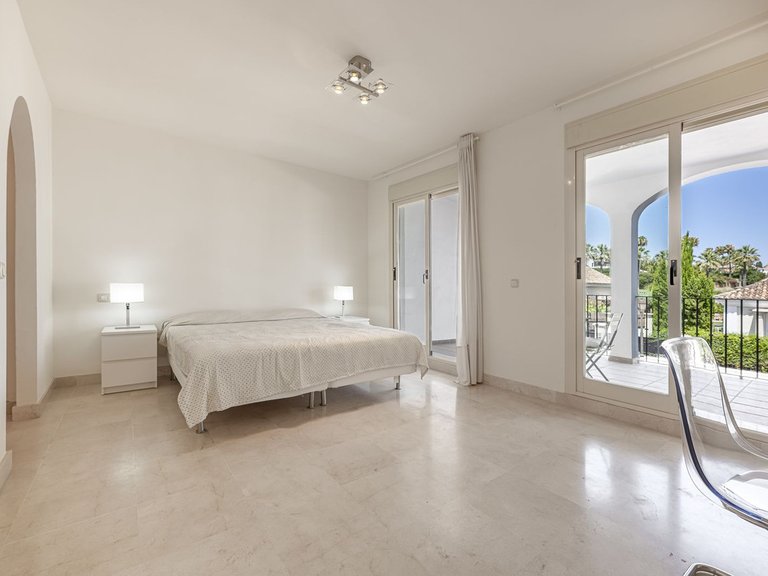 Villa for Sale in Nueva Andalucía, Malaga 27