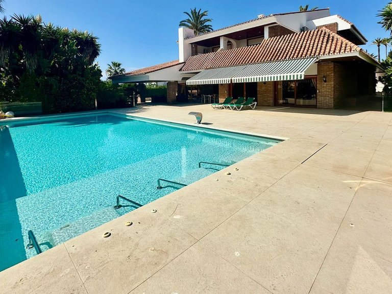 Villa for Sale in Nueva Andalucía, Malaga 1