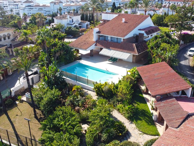 Villa for Sale in Nueva Andalucía, Malaga 13