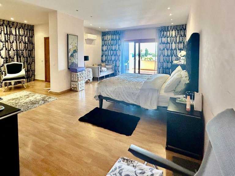 Villa for Sale in Nueva Andalucía, Malaga 28