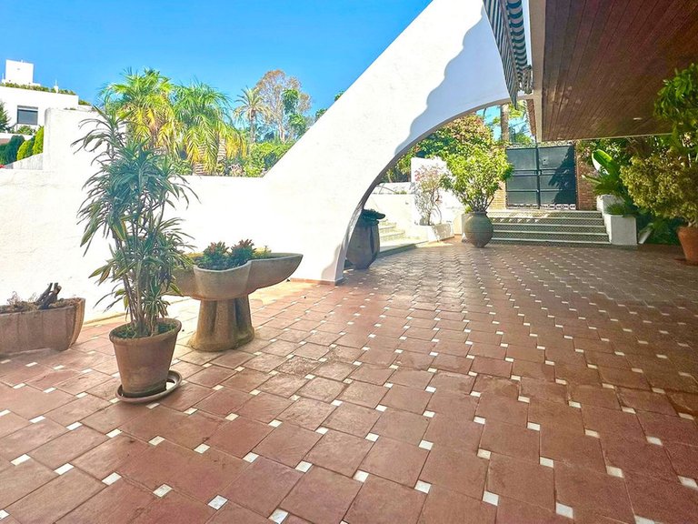 Villa for Sale in Nueva Andalucía, Malaga 32