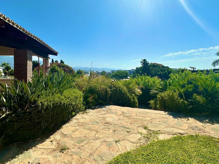 Villa for Sale in Nueva Andalucía, Malaga 36