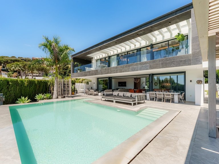 Villa for Sale in Nueva Andalucía, Malaga 1