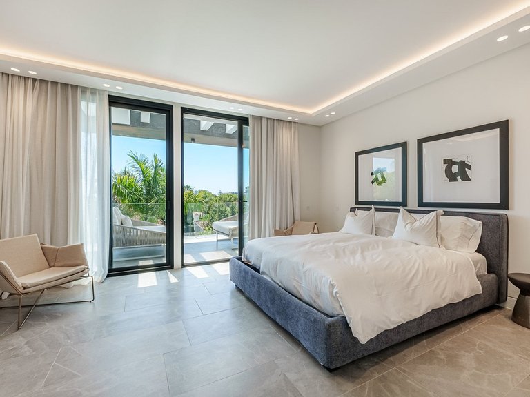 Villa for Sale in Nueva Andalucía, Malaga 28
