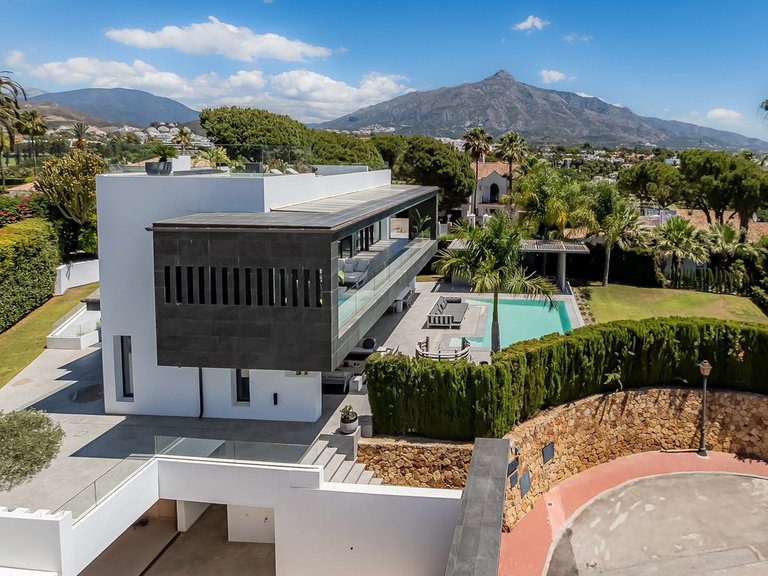 Villa for Sale in Nueva Andalucía, Malaga 4