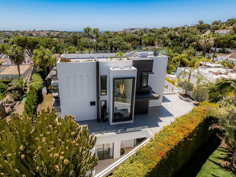 Villa for Sale in Nueva Andalucía, Malaga 5